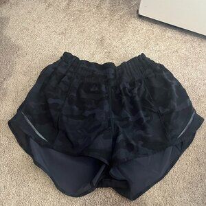 Lululemon Hotty Hot Low-Rise Lined Short 2.5" in camo. Size 8.